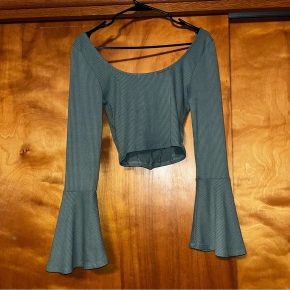 la la land creative Elegant Green Bell Sleeve Top (sample piece) - Picture 2 of 2